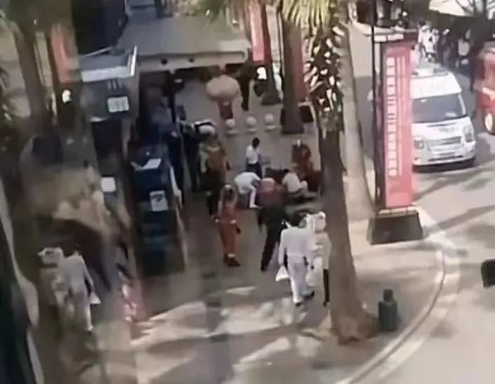 男子被困电梯，消防员紧急救援！事关安全，这些你要知道……