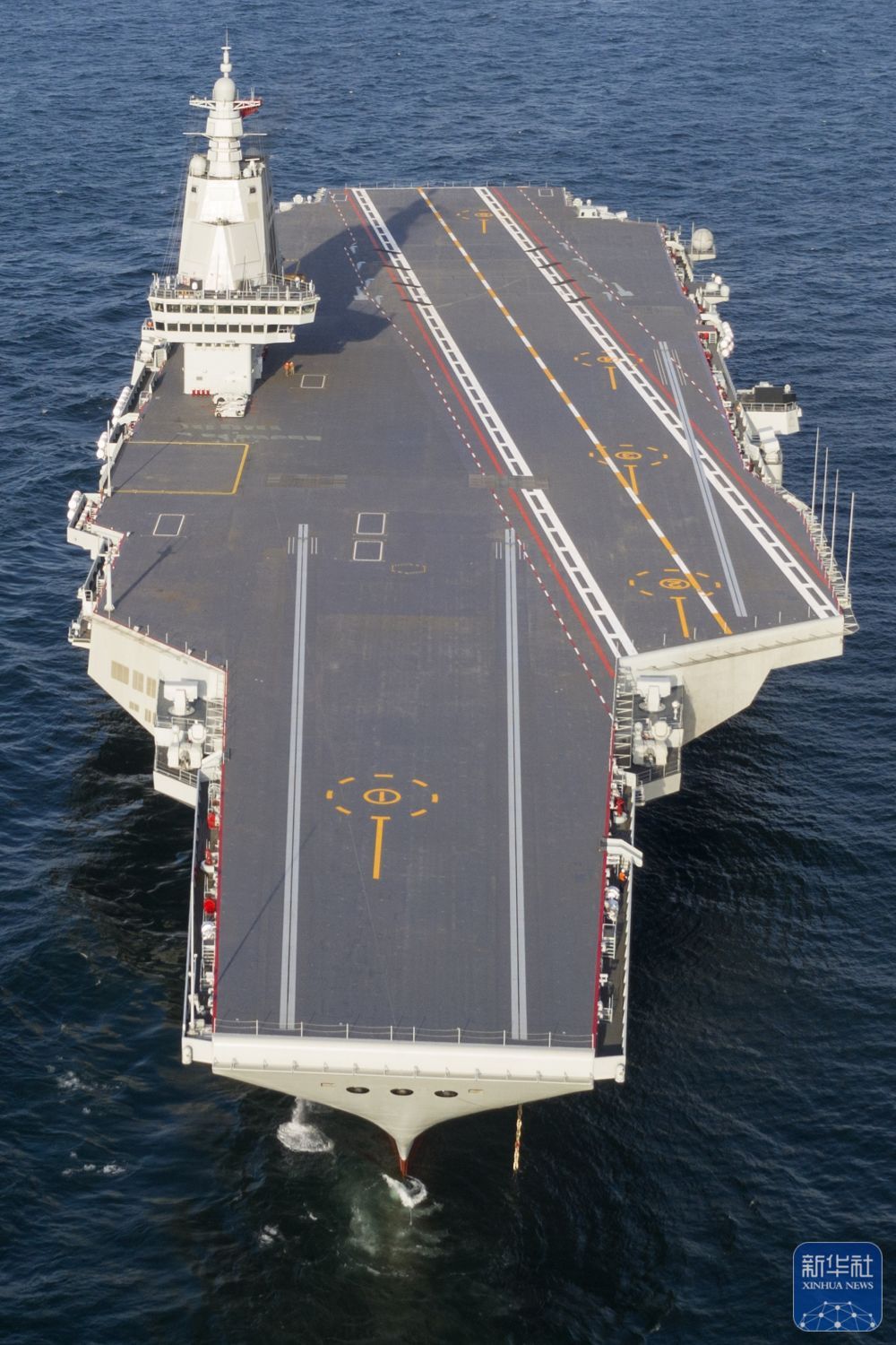 新华全媒＋丨中国海军福建舰顺利完成首次航行试验