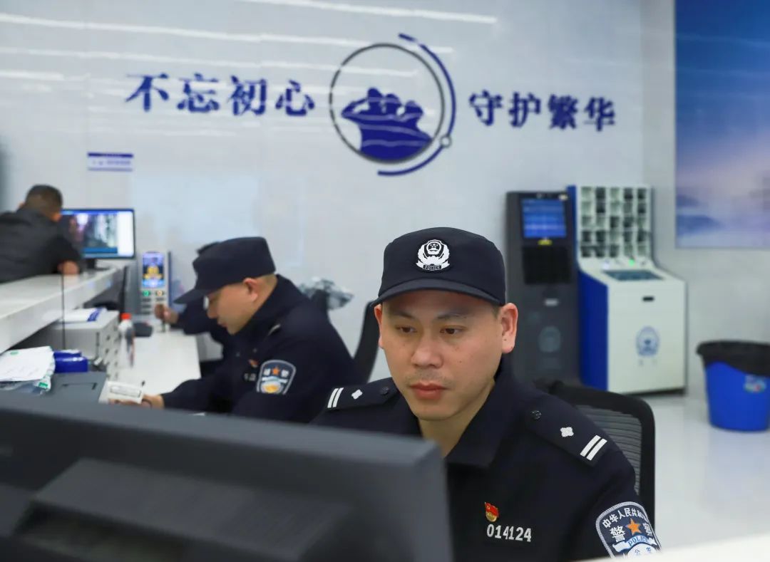 线上很红，线下很累！走进凌晨的坡子街派出所