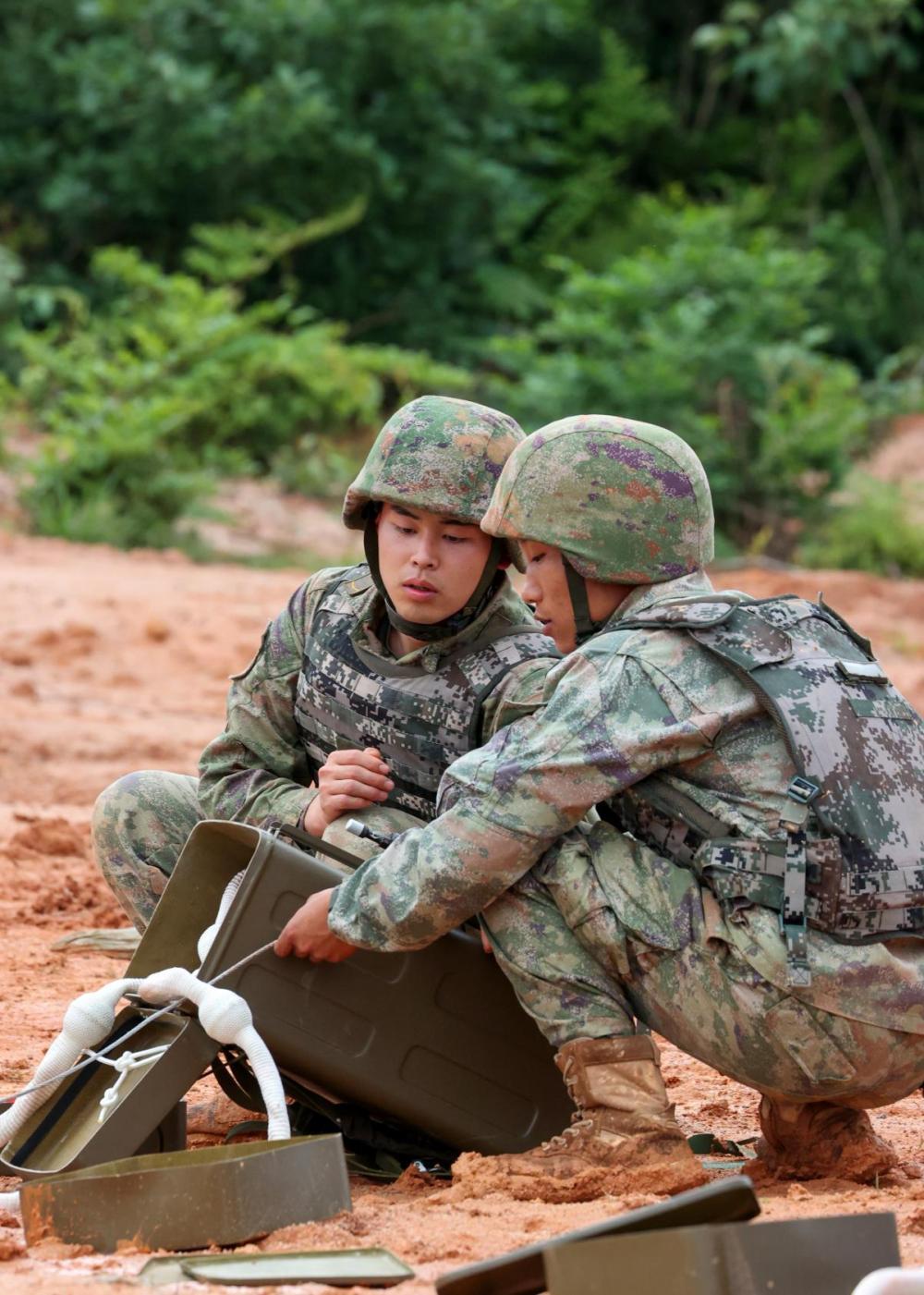 满屏硝烟！工兵分队实爆现场战味浓