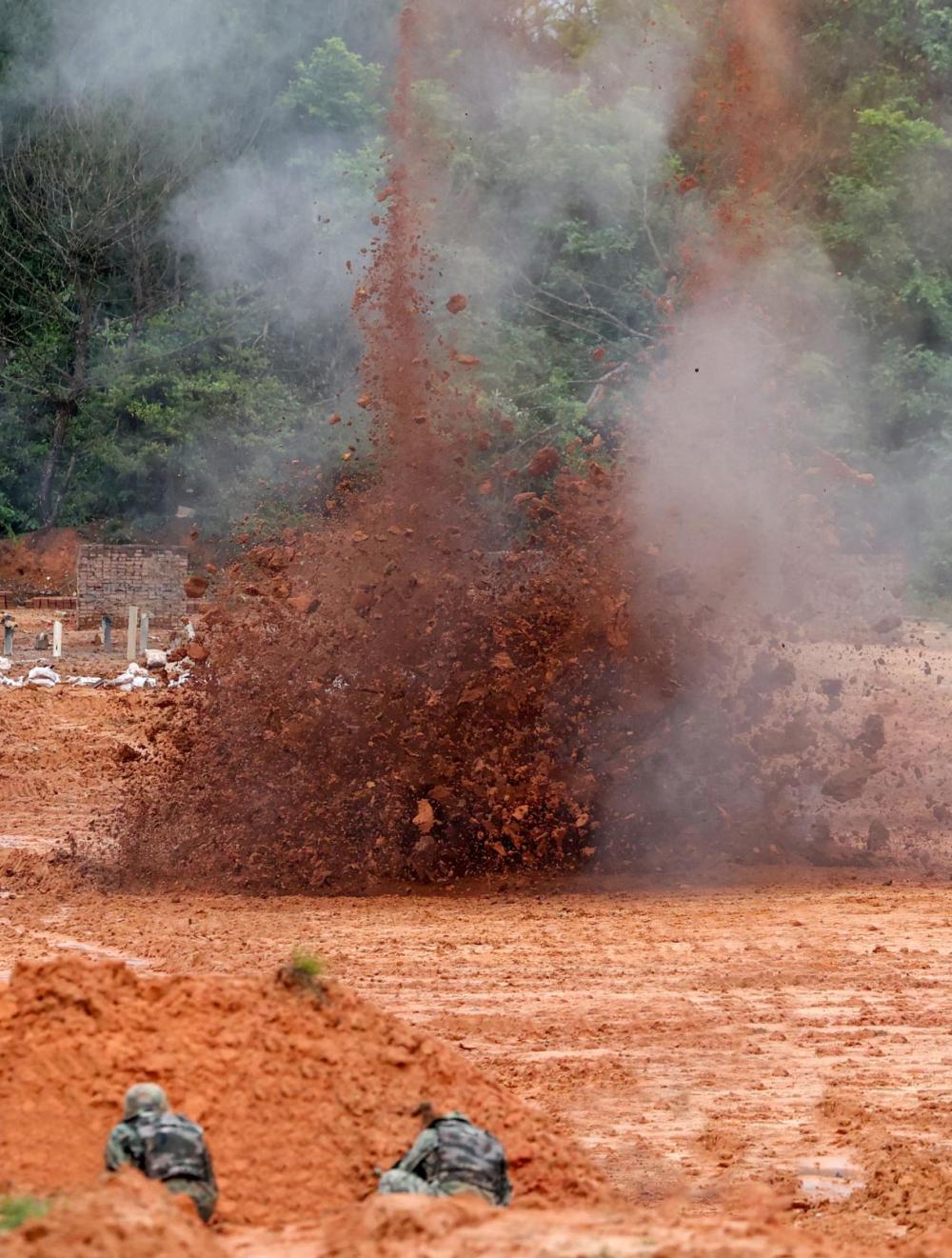 满屏硝烟！工兵分队实爆现场战味浓