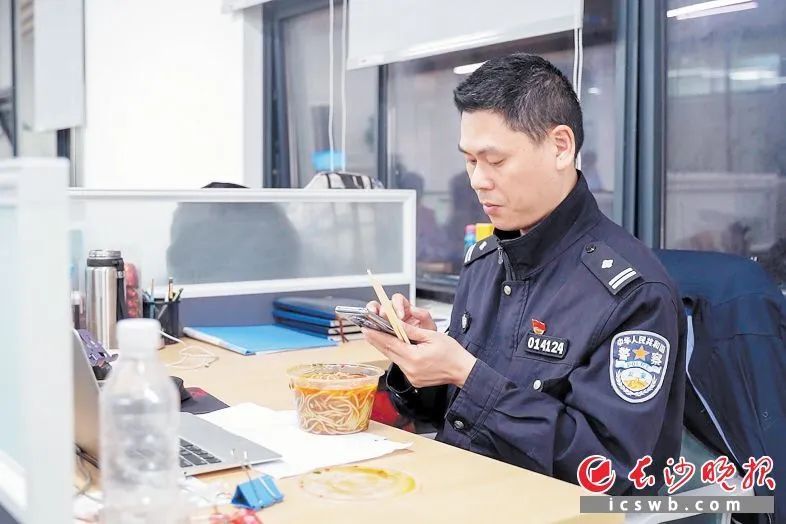 线上很红，线下很累！走进凌晨的坡子街派出所