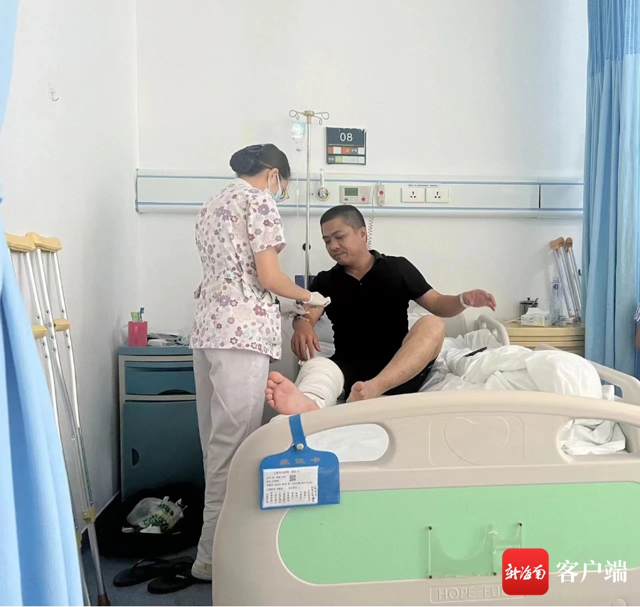 生死时速!老人突发脑梗晕倒家中,3名辅警踹门救人 生死时速!老人突发脑梗晕倒家中,3名辅警踹门救人