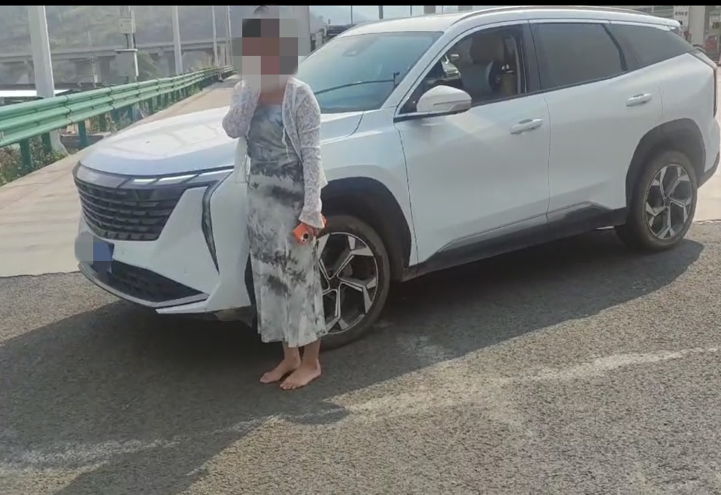 考虑到穿高跟鞋驾车是违规的,所以我就光脚开! 考虑到穿高跟鞋驾车是违规的,所以我就光脚开!