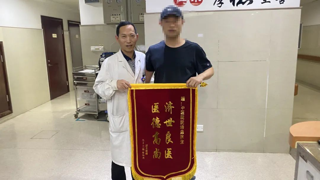 “赶紧去检查!”男子打羽毛球时,球友一句话救了他一命 “赶紧去检查!”男子打羽毛球时,球友一句话救了他一命