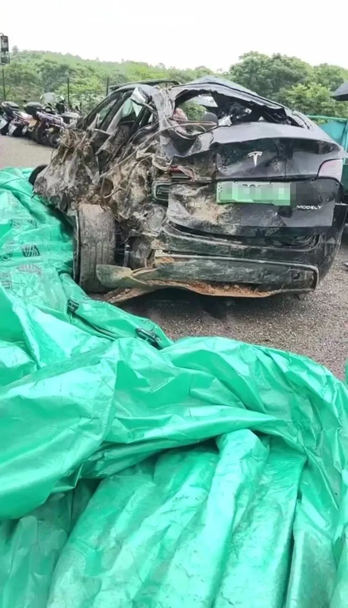 夫妻驾驶特斯拉坠崖身亡，最新回应！