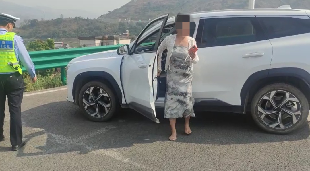 考虑到穿高跟鞋驾车是违规的,所以我就光脚开! 考虑到穿高跟鞋驾车是违规的,所以我就光脚开!