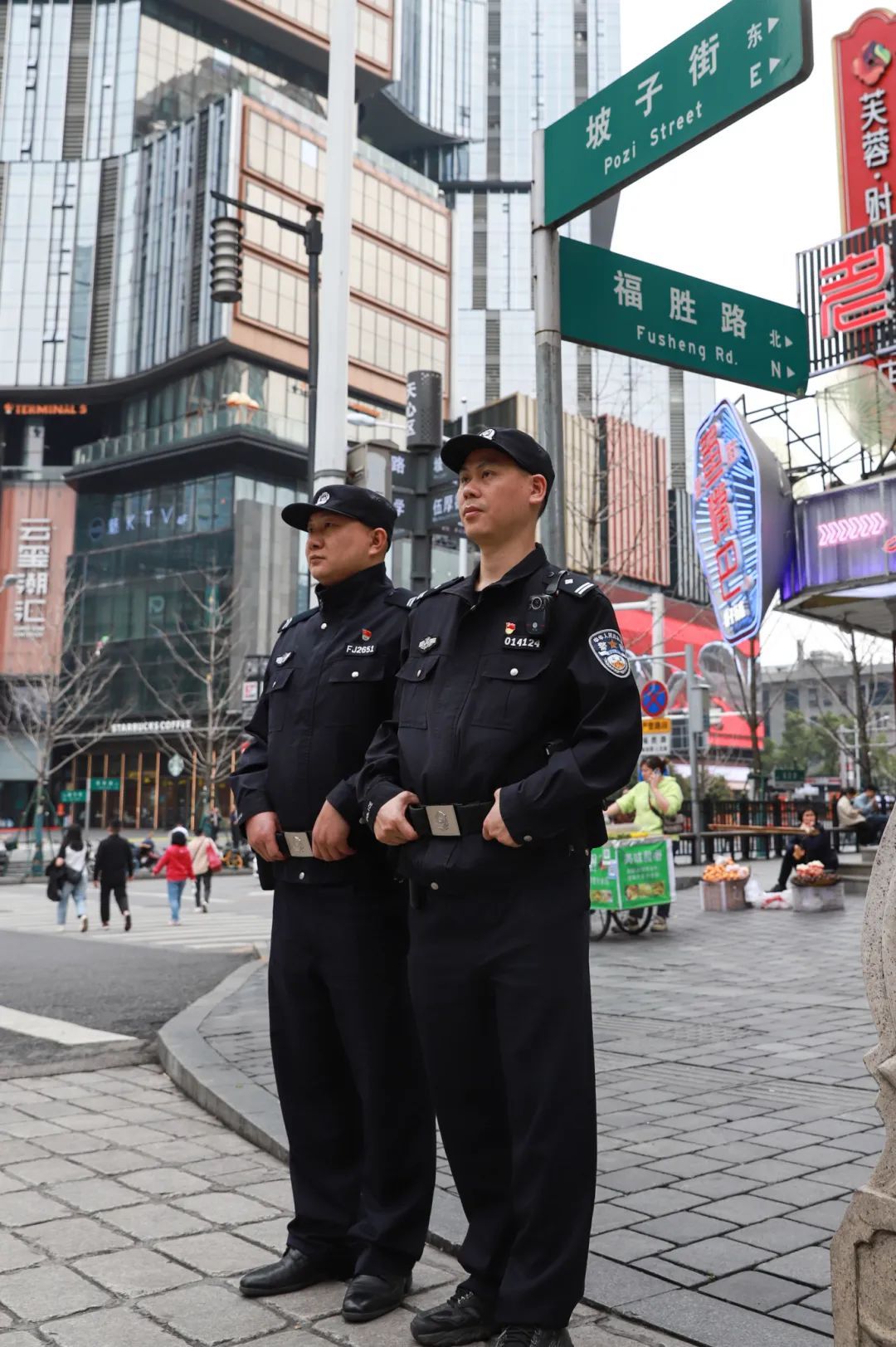 线上很红，线下很累！走进凌晨的坡子街派出所