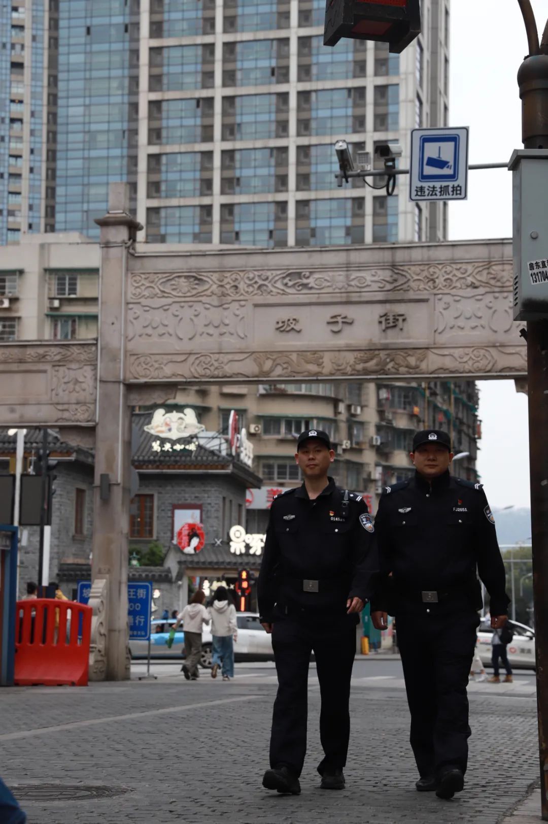 线上很红，线下很累！走进凌晨的坡子街派出所