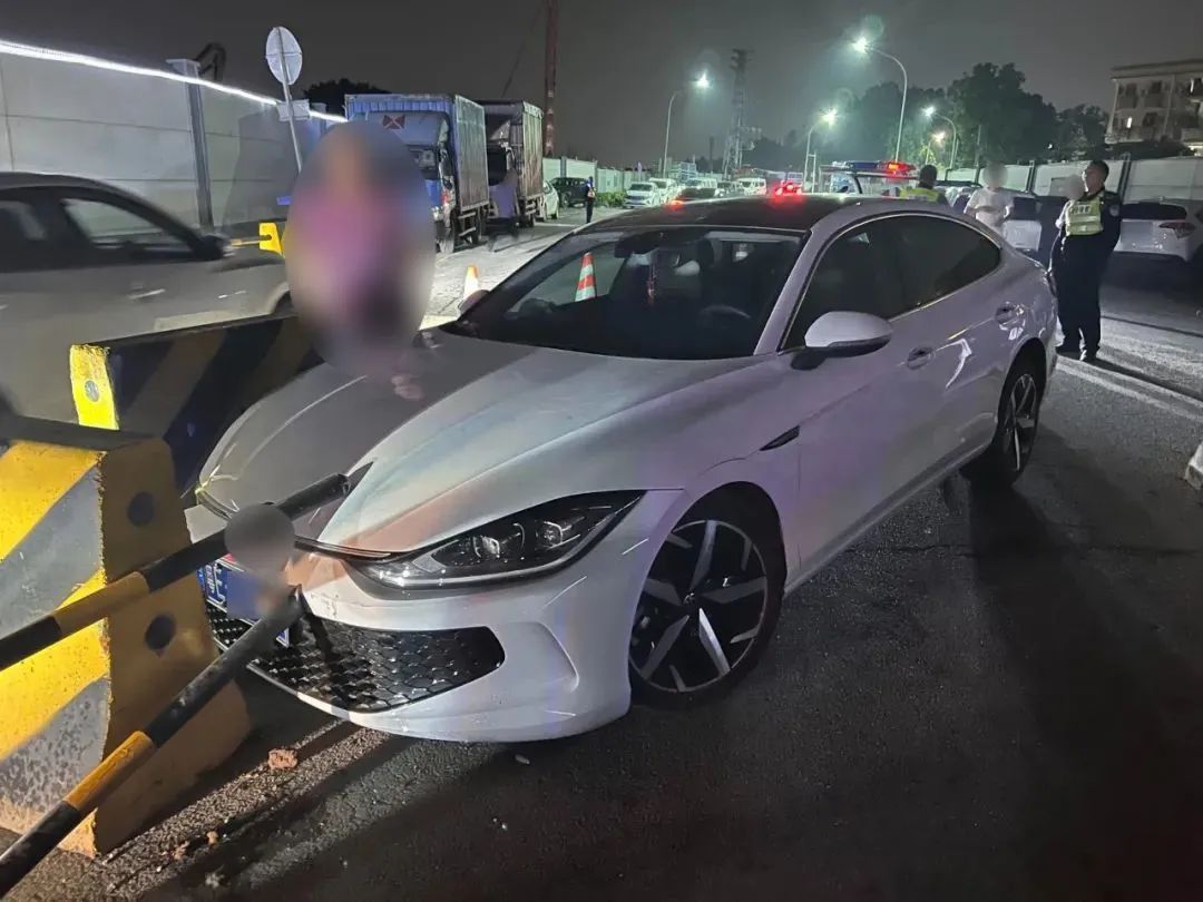 事故现场,“司机”主动担责?警察一查发现大问题 事故现场,“司机”主动担责?警察一查发现大问题