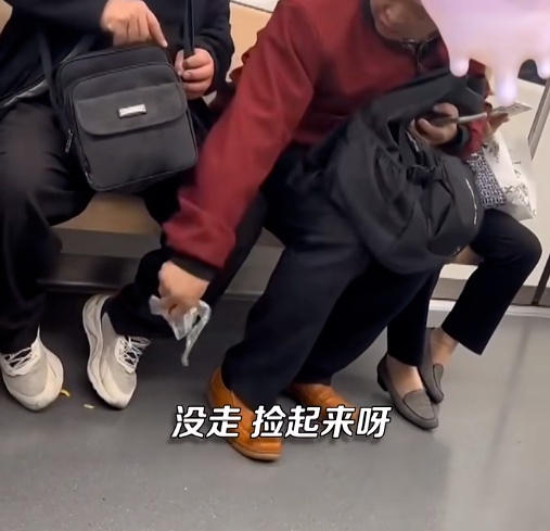 男子在地铁车厢内乱丢果皮，邻座大哥捡起塞回对方包里