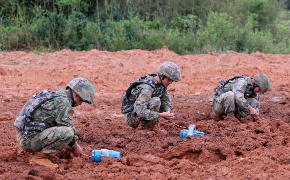满屏硝烟！工兵分队实爆现场战味浓