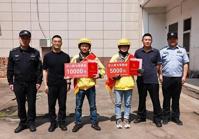 蹭倒老人、殴打女子……外卖小哥“出手”了! 蹭倒老人、殴打女子……外卖小哥“出手”了!