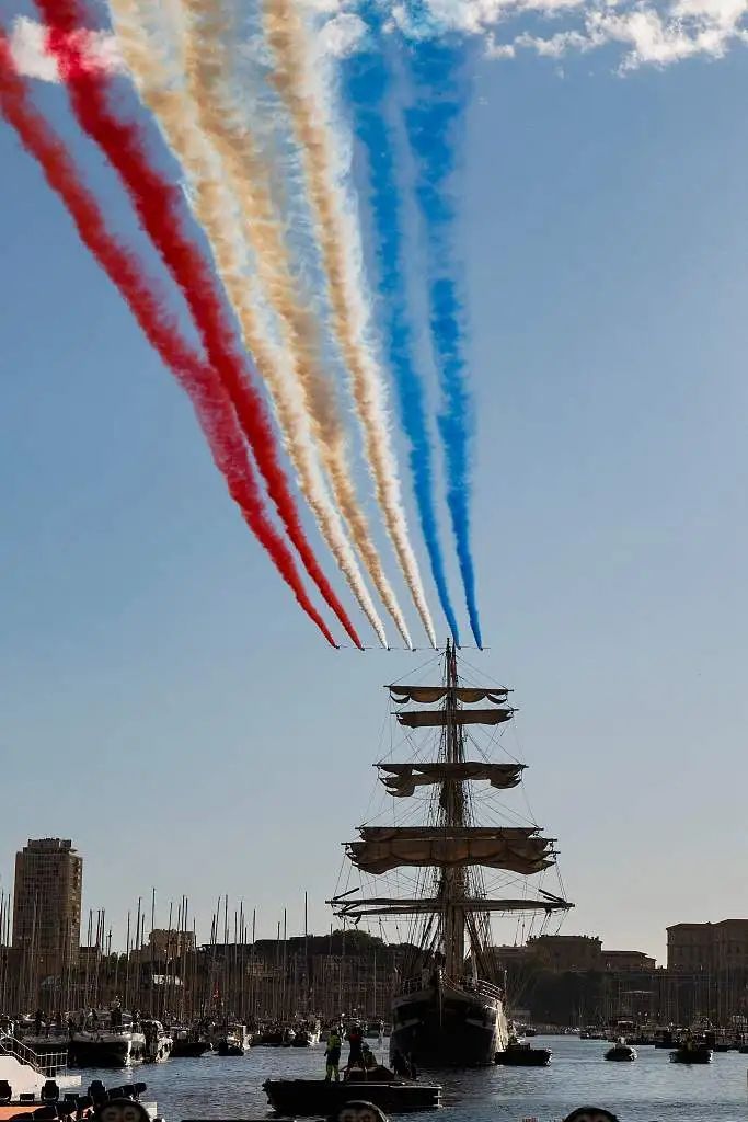 15万人迎接巴黎奥运火种抵法，火炬开启法国境内传递