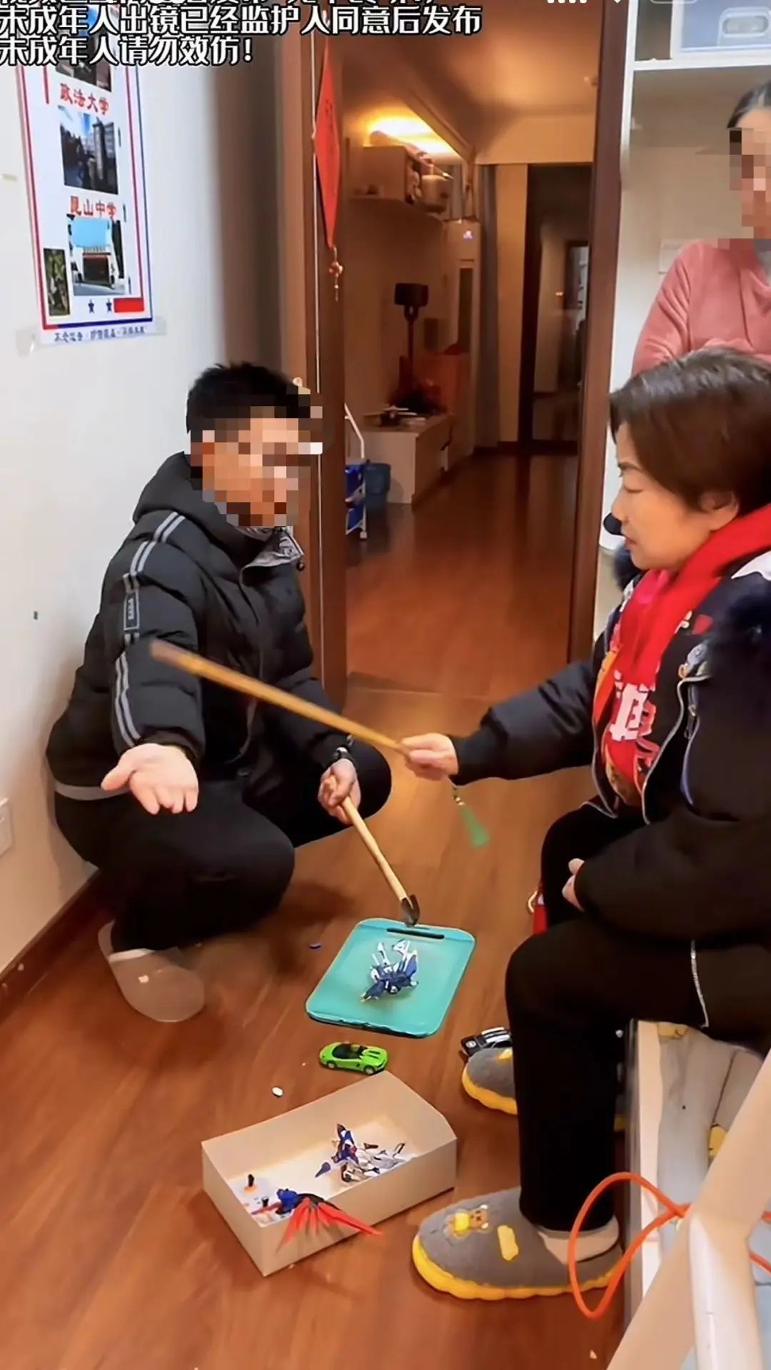 要求学生亲手砸毁玩具?一“家庭教育专家”惹争议! 要求学生亲手砸毁玩具?一“家庭教育专家”惹争议!