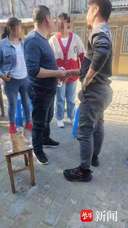 女孩踏青落入运河,盐城船老大跳船舍身救人获见义勇为奖励 女孩踏青落入运河,盐城船老大跳船舍身救人获见义勇为奖励