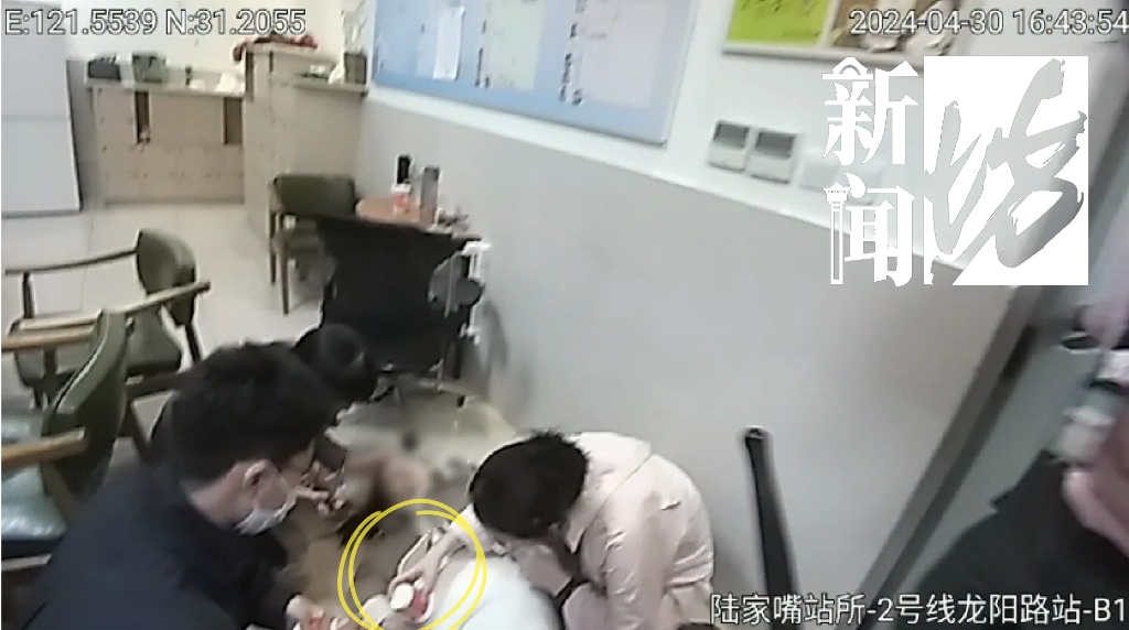 事发上海地铁，晚高峰上演危急一幕！“打我老婆电话”…