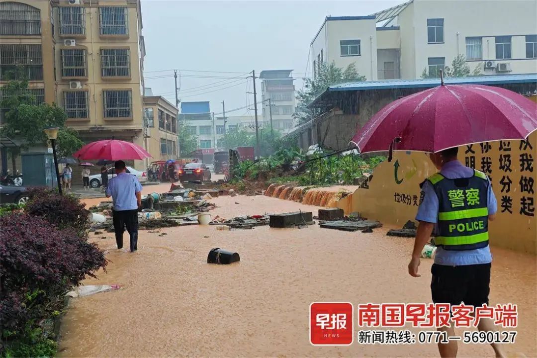 暴雨致城区多处积水严重，有人员被困！南宁多部门紧急救援