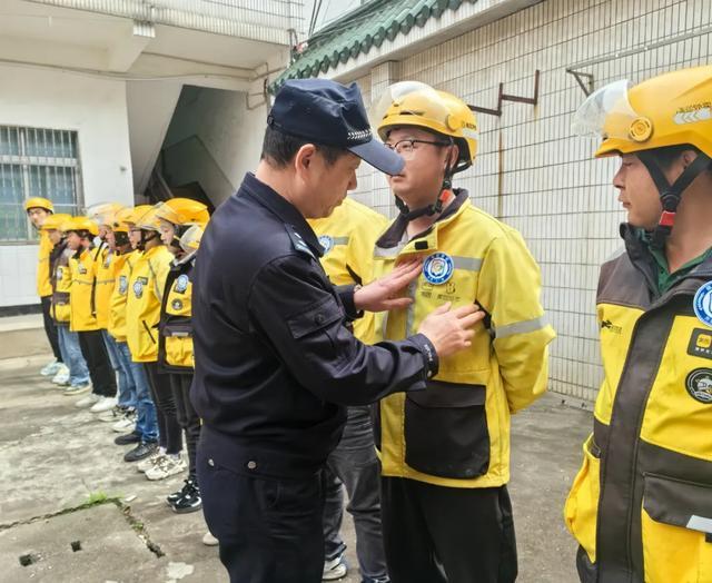 蹭倒老人、殴打女子……外卖小哥“出手”了! 蹭倒老人、殴打女子……外卖小哥“出手”了!