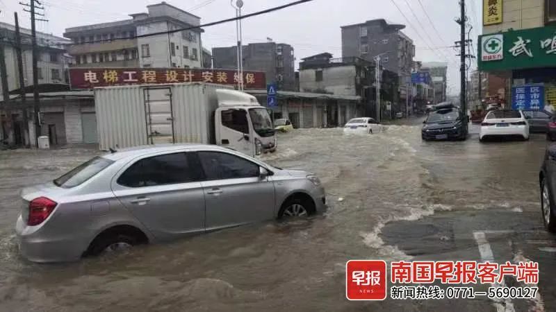 暴雨致城区多处积水严重，有人员被困！南宁多部门紧急救援