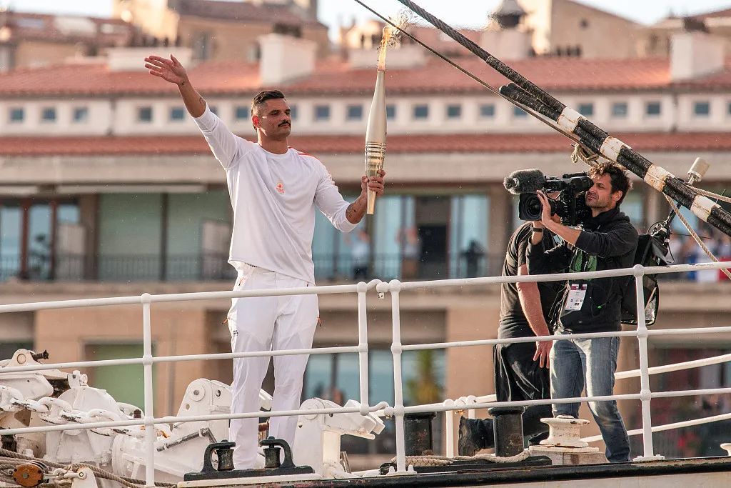 15万人迎接巴黎奥运火种抵法，火炬开启法国境内传递