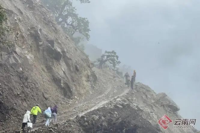 强降雨致独龙江公路多处塌方！当地暖心护航游客点赞