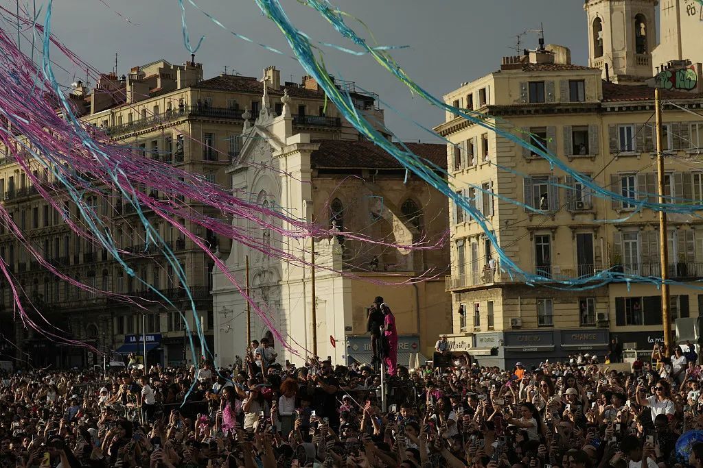 15万人迎接巴黎奥运火种抵法，火炬开启法国境内传递