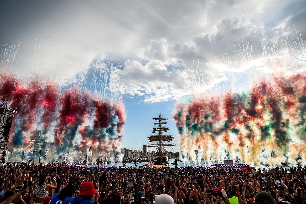 15万人迎接巴黎奥运火种抵法，火炬开启法国境内传递