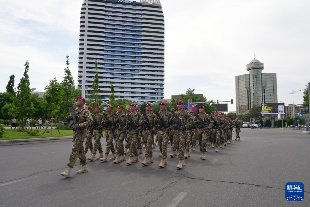 乌兹别克斯坦举行胜利日阅兵