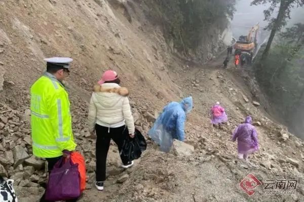 独龙江公路临时便道抢通!579名滞留人员已安全转移 独龙江公路临时便道抢通!579名滞留人员已安全转移