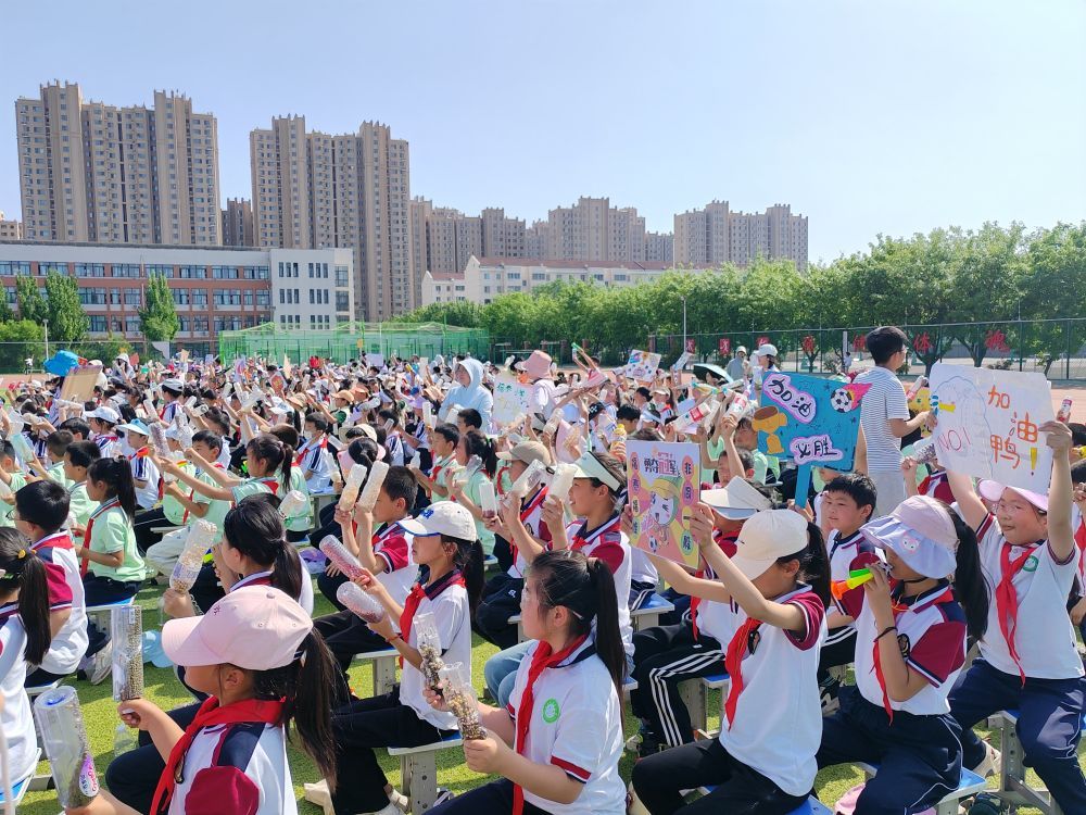 一场小学足球赛，何以吸引上千观众？