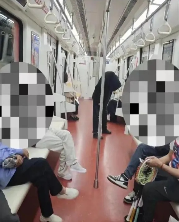地铁惊现“神秘黑衣男”,举止怪异令人不安,被警方带走…… 地铁惊现“神秘黑衣男”,举止怪异令人不安,被警方带走……