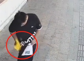 男子口袋无端冒火？这个宝脾气有点“爆”