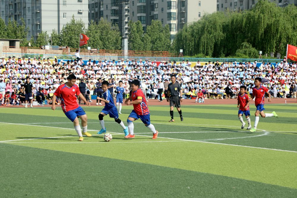 一场小学足球赛，何以吸引上千观众？