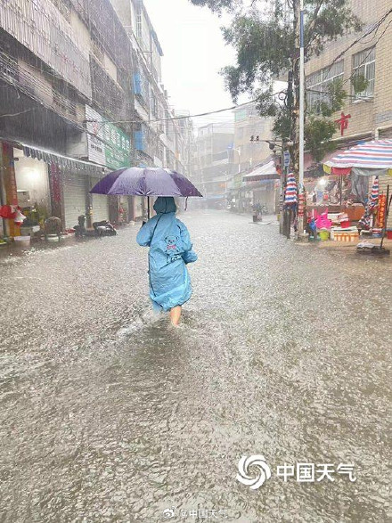 广西钦州暴雨城区严重内涝