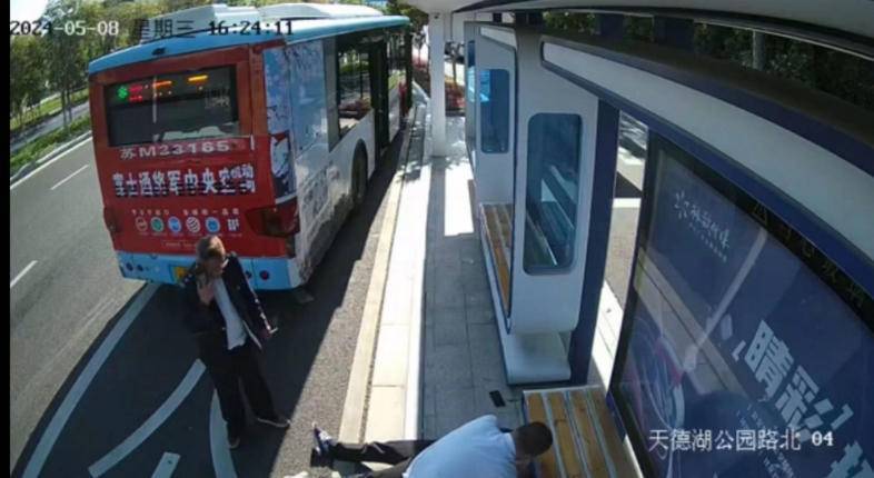 女子突然晕倒在公交站台  两名公交司机合力施救