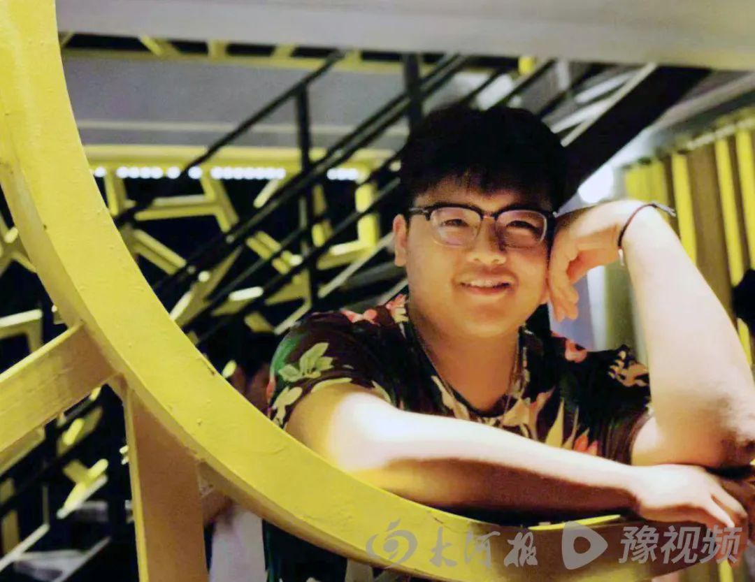 惊险！男子抢菜刀欲打架，河南大学生徒手夺刀