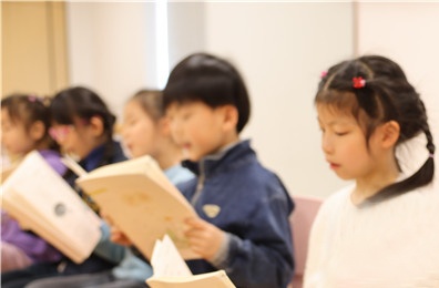 这届年轻人带薪“撸虎玩熊”?网友:梦想职业无疑了 这届年轻人带薪“撸虎玩熊”?网友:梦想职业无疑了