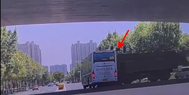 8人受伤，其中1人危重！刚刚，警方通报大巴车与渣土车相撞事故