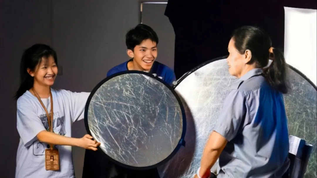 大学生拍的这样一组照片火了!“我要怎么笑啊?” 大学生拍的这样一组照片火了!“我要怎么笑啊?”