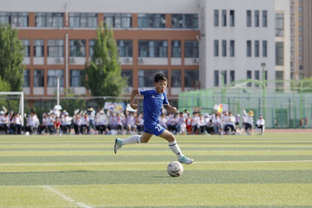 一场小学足球赛，何以吸引上千观众？