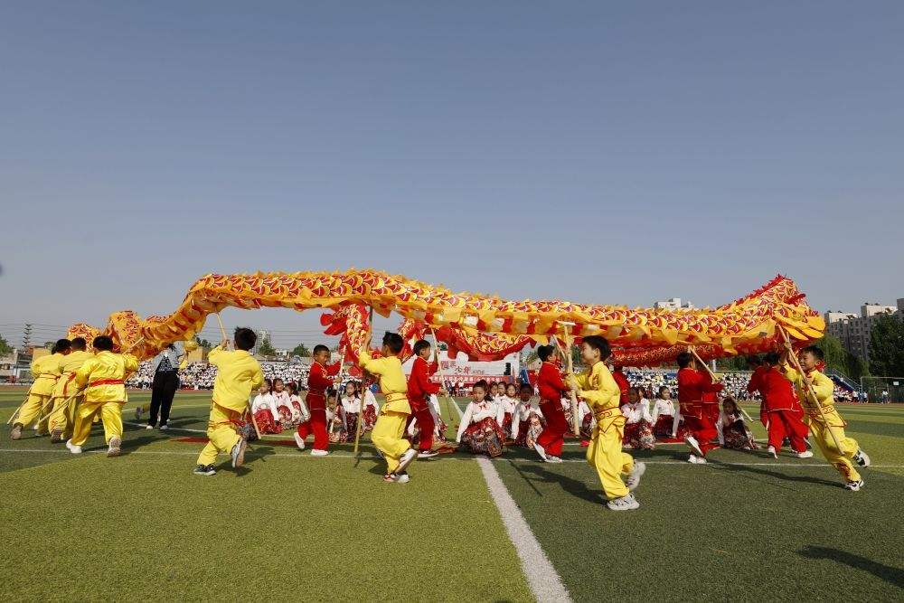 一场小学足球赛，何以吸引上千观众？