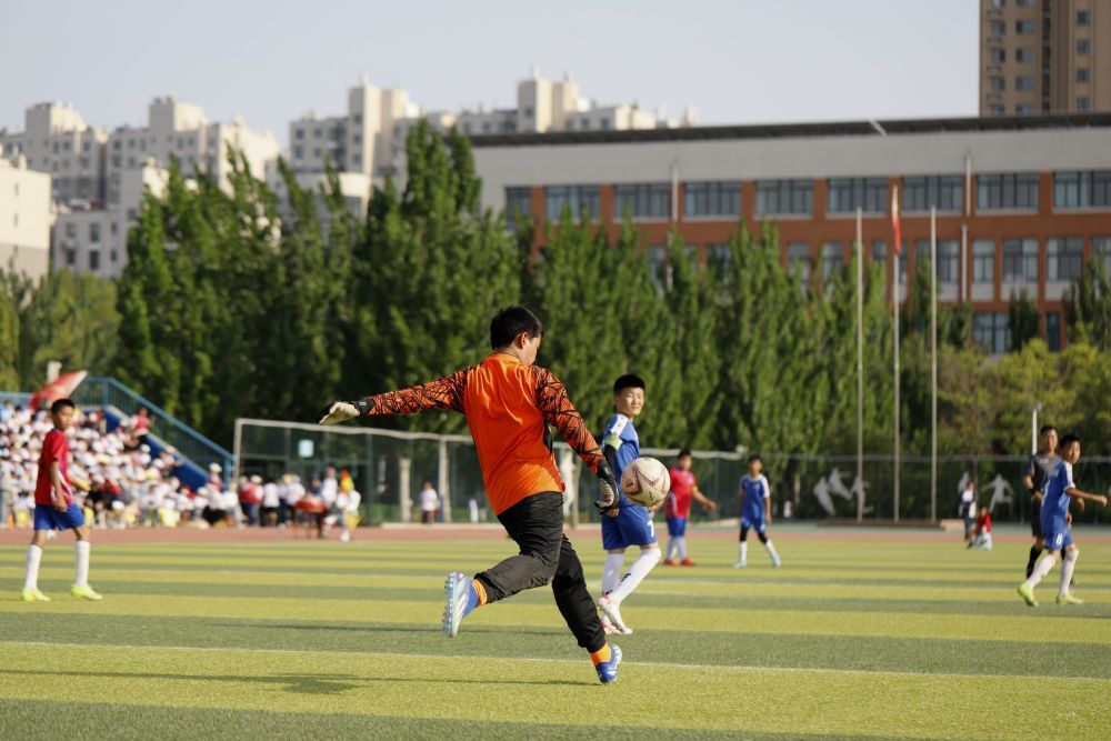 一场小学足球赛，何以吸引上千观众？