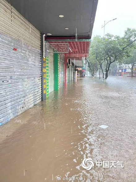 广西钦州暴雨城区严重内涝