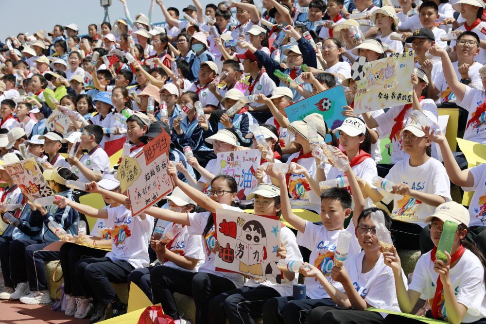 一场小学足球赛，何以吸引上千观众？