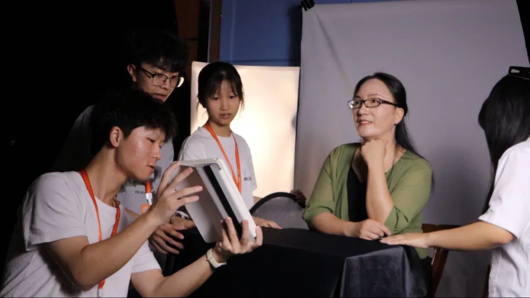 大学生拍的这样一组照片火了!“我要怎么笑啊?” 大学生拍的这样一组照片火了!“我要怎么笑啊?”