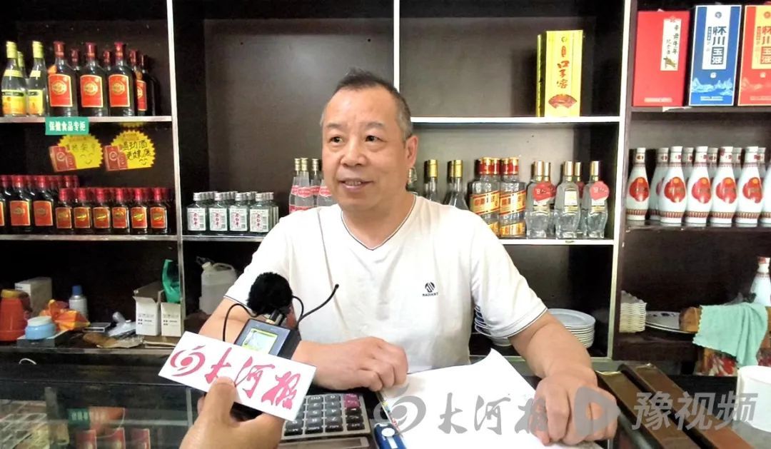 惊险！男子抢菜刀欲打架，河南大学生徒手夺刀