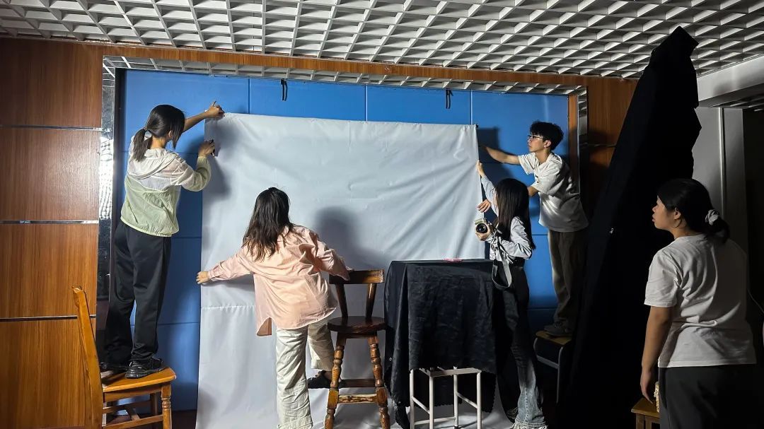 大学生拍的这样一组照片火了!“我要怎么笑啊?” 大学生拍的这样一组照片火了!“我要怎么笑啊?”