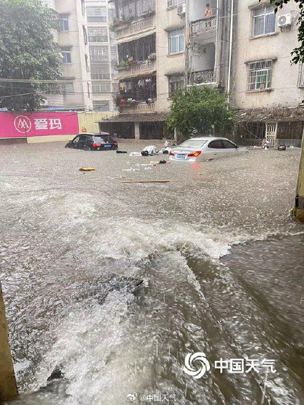 广西钦州暴雨城区严重内涝