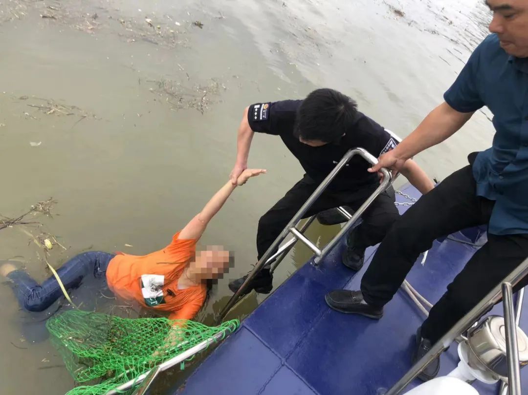 危急!女子落入湘江漂浮十余公里,水上快警火速救人 危急!女子落入湘江漂浮十余公里,水上快警火速救人